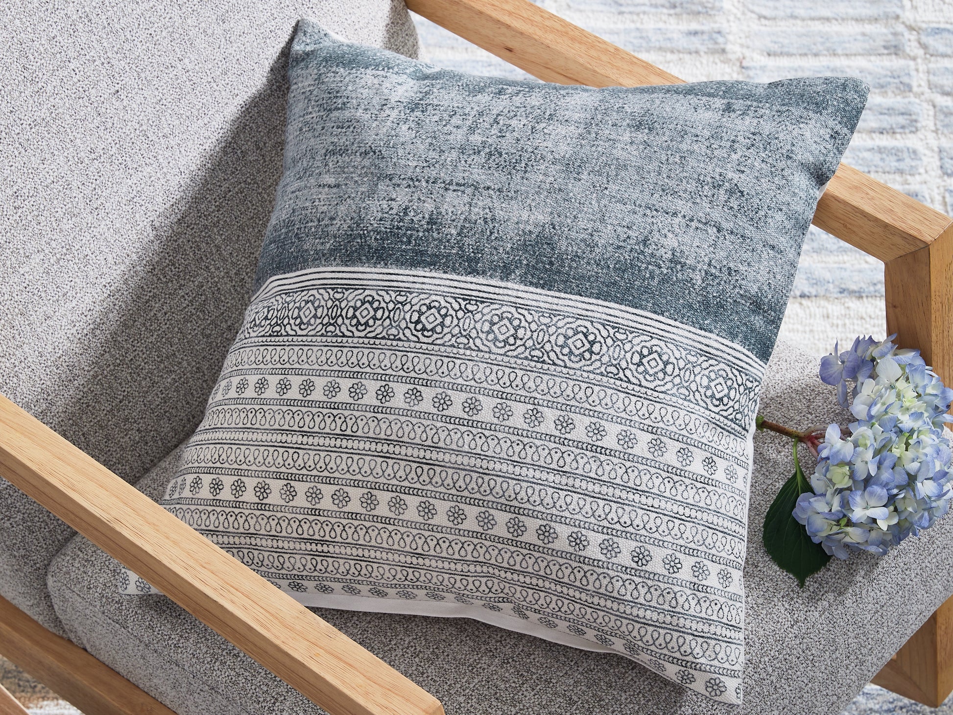 Orange Furniture Outlet - Ashley Furniture - Harperville Pillows - Pillow (4/CS) / Blue/White - A1001127