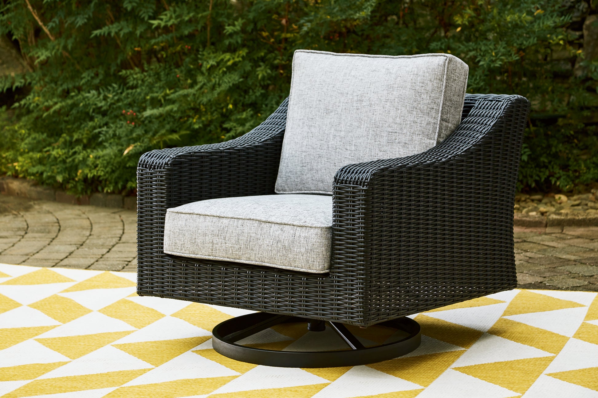 Orange Furniture Outlet - Ashley Furniture - Beachcroft Outdoor - Swivel Lounge Chair (1/CN) / Black/Light Gray - P792-821