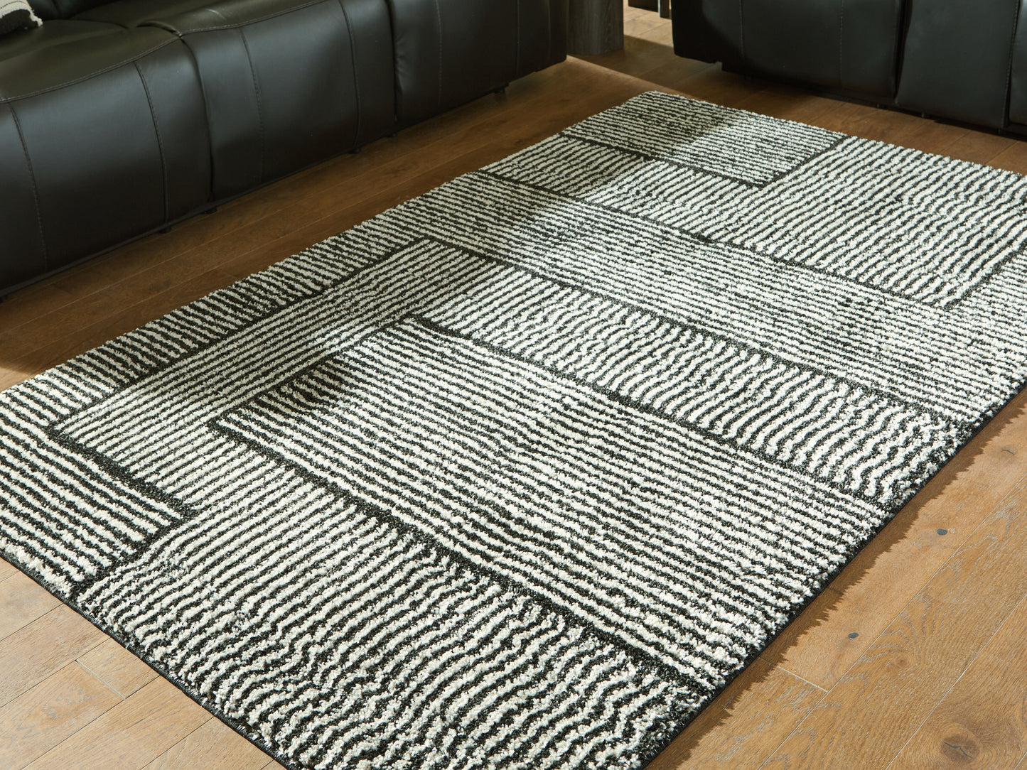 Orange Furniture Outlet - Ashley Furniture - Kurtmen Rug - 5' x 7' Area Rug / Black/Ivory - R407592