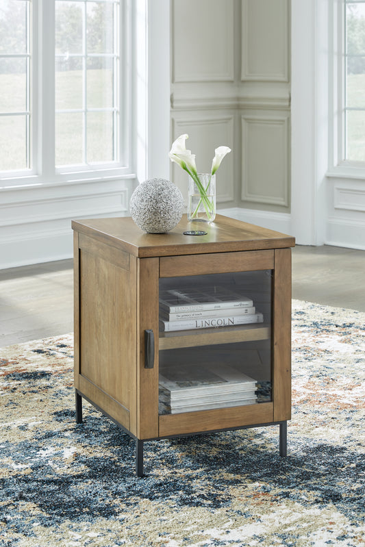 Orange Furniture Outlet - Ashley Furniture - Torlanta Chairside End Table - Chair Side End Table / Brown - T686-7